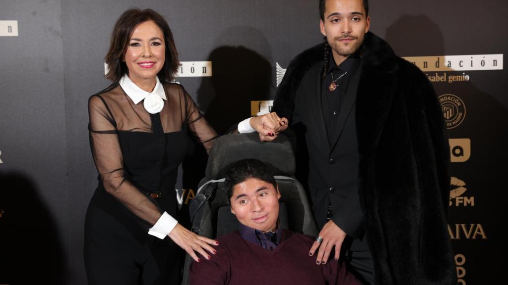 Isabel Gemio, junto a sus dos hijos.