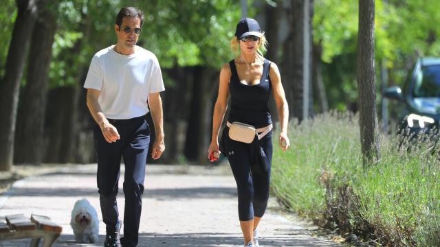 Emma García junto a su marido, Aitor Senar, paseando por La Moraleja, el pasado lunes. 1 de septiembre.