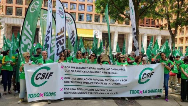 Miembros de CSIF (sindicatos de la mesa de negociación) durante una concentración frente al Ministerio. Imagen de archivo.