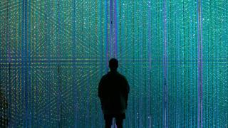 Un hombre observando el halo digital. Imagen:  Caleb Jack / Unsplash.