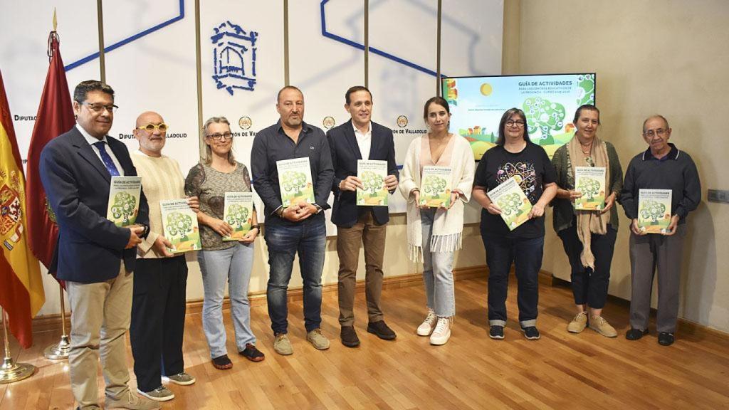 Foto de familia de la presentación de la guía de actividade para los centros educativos de la provincia de Valladolid