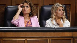 La vicepresidenta primera del Gobierno y ministra de Hacienda, María Jesús Montero y la vicepresidenta segunda del Gobierno y ministra de Trabajo, Yolanda Díaz. Fernando Sánchez / Europa Press