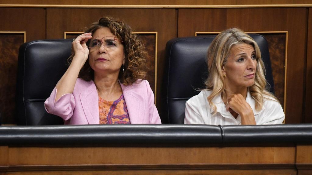 La vicepresidenta primera del Gobierno y ministra de Hacienda, María Jesús Montero y la vicepresidenta segunda y ministra de Trabajo, Yolanda Díaz. Fernando Sánchez / Europa Press