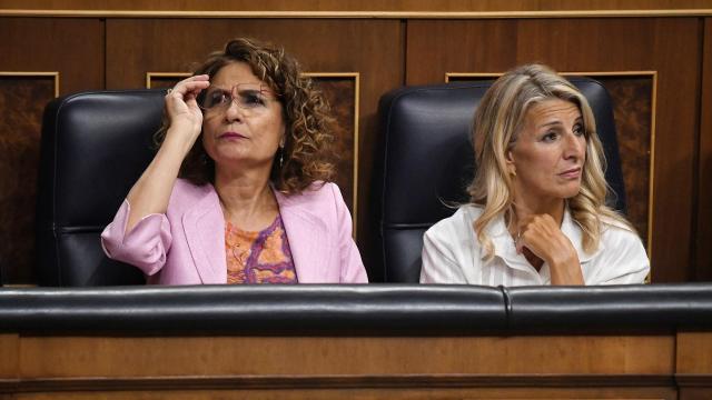 La vicepresidenta primera del Gobierno y ministra de Hacienda, María Jesús Montero y la vicepresidenta segunda y ministra de Trabajo, Yolanda Díaz. Fernando Sánchez / Europa Press