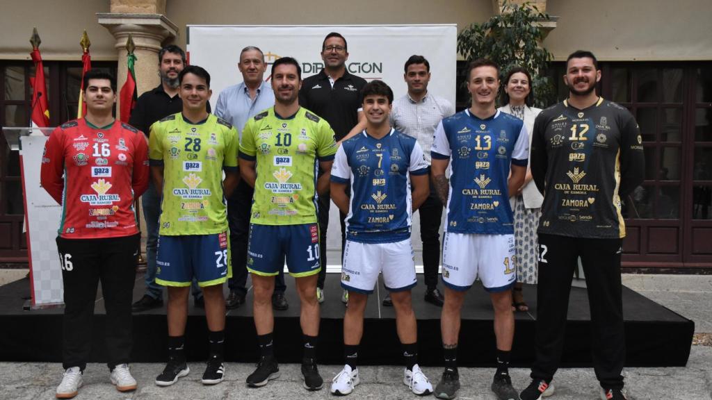 Nueva equipación del Club Balonmano Zamora, presentada en la Diputación de Zamora