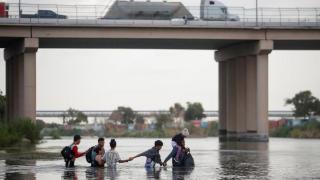 Migrantes cruzando Río Grande, la frontera entre México y EEUU.