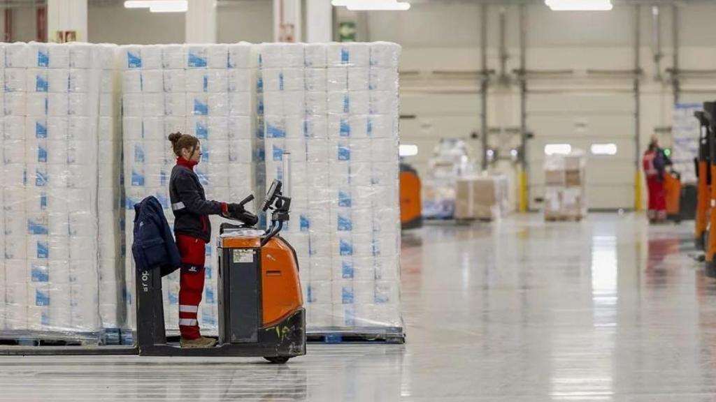 Una operaria trabaja en un polígono de la provincia de Toledo.