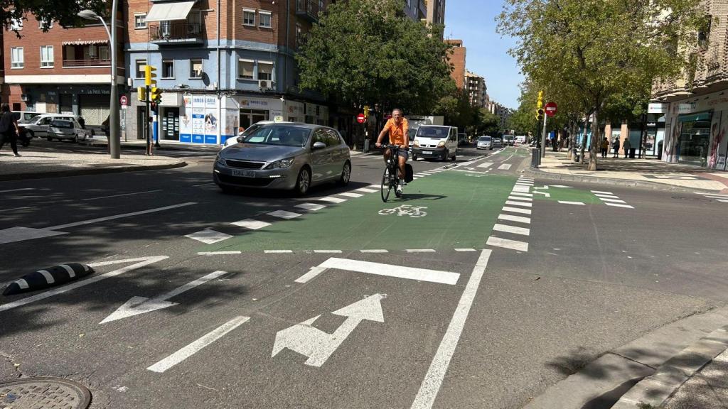 El nuevo carril bici en el barrio de la Almozara, en Zaragoza.