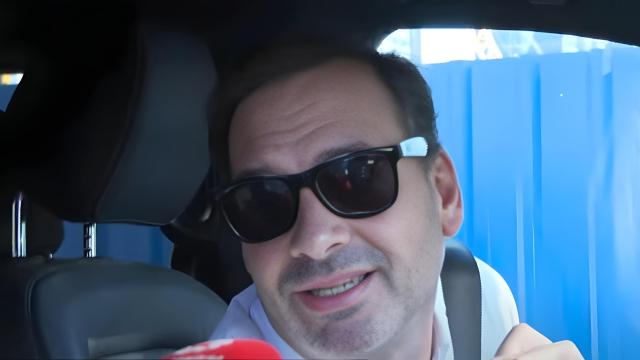 Un conductor de Madrid circulando por la Castellana.