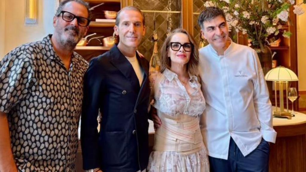 La imagen que compartió Chaparro, con una faja abdominal durnate su visita al restaurante de un amigo.