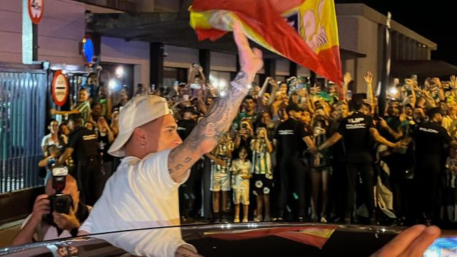 Antony, en su llegada a Sevilla tras fichar por el Betis.