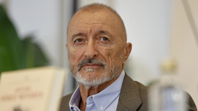 Arturo Pérez-Reverte presenta en un desayuno de prensa su nueva novela 'Misión en París', en The Palace Hotel. Foto: Rodrigo Jiménez / EFE