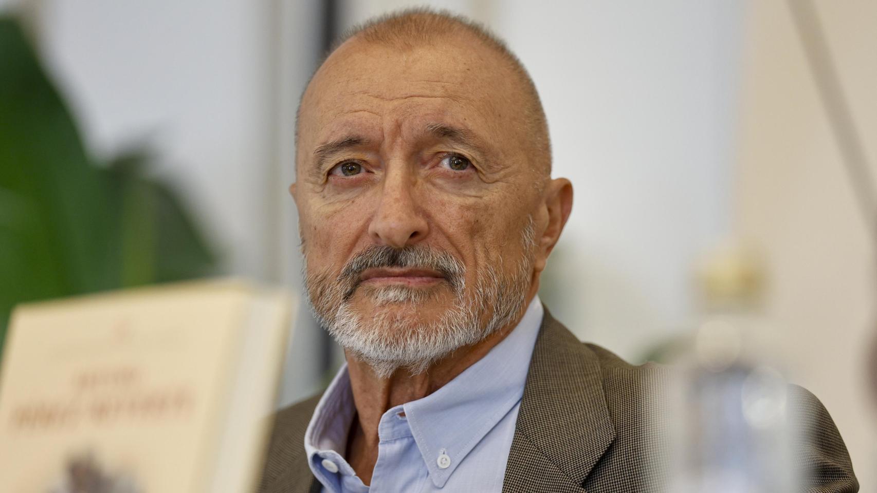 Arturo Pérez-Reverte presentando en un desayuno de prensa su novela 'Misión en París', en The Palace Hotel. Foto: Rodrigo Jiménez / EFE