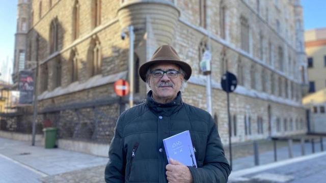 Antonio T. Reguera en el Museo Casa Botines Gaudí con su libro  ‘Botines. Un solar, un pleito y una casa’.