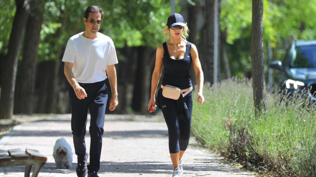El matrimonio paseando por una zona verde de La Moraleja.