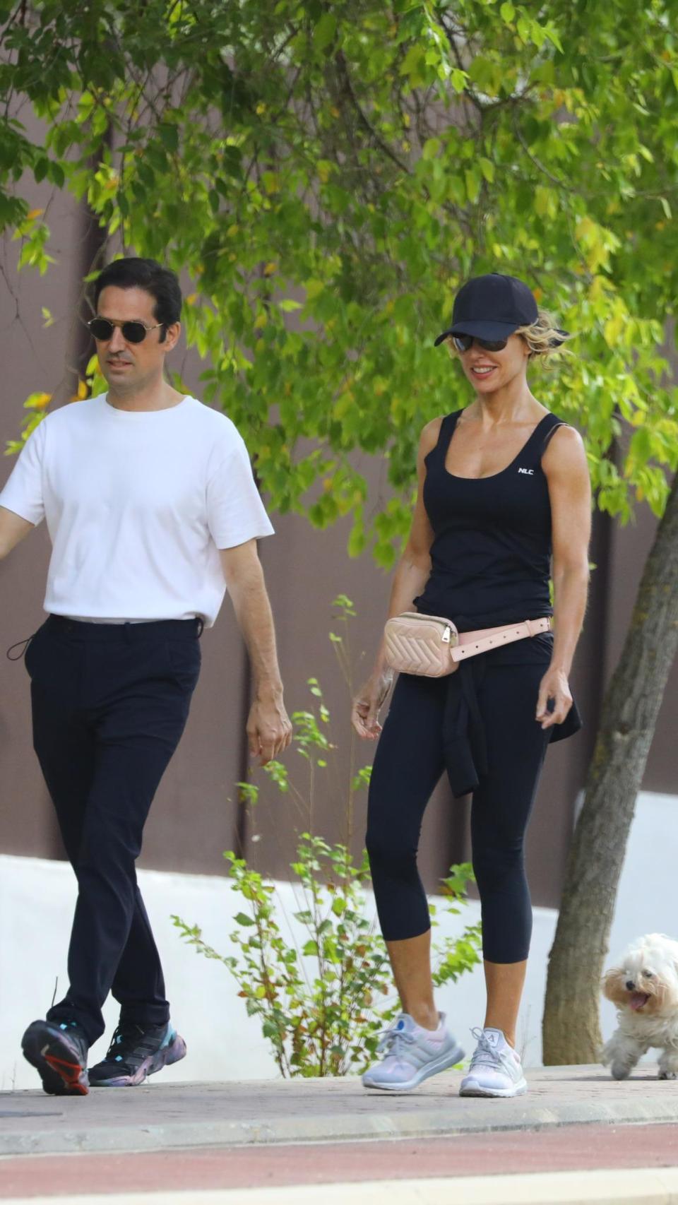 Emma García y su marido, Aitor Senar, charlando mientras caminan.