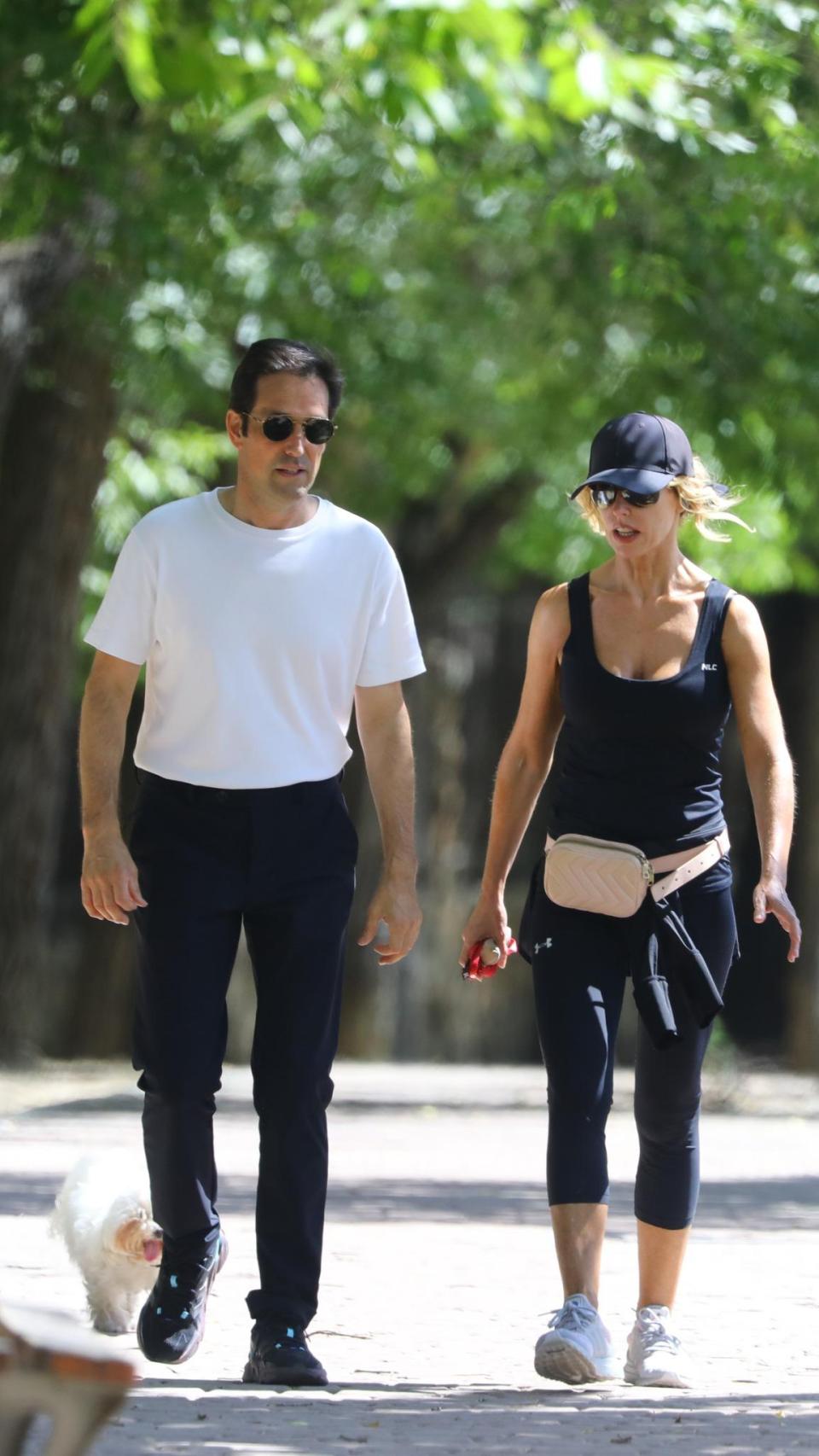 Aitor Senar y la presentadora de 'Fiesta', junto a su perro Coco, el pasado lunes.