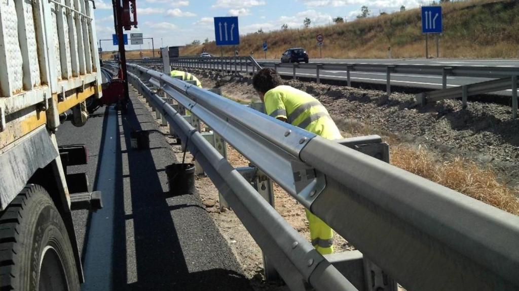 Imagen de archivo de un operario trabajando en la autovía A-42.