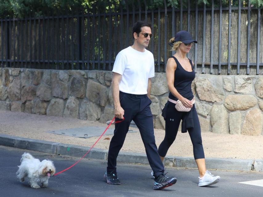 El matrimonio manteniendo una animada conversación mientras hace deporte.