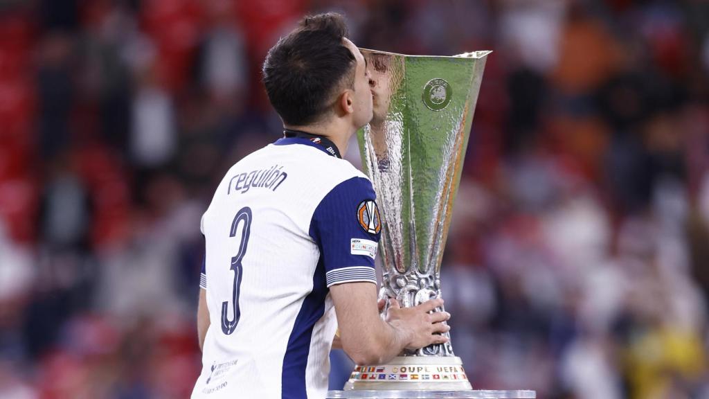 Sergio Reguilón besa el trofeo de la Europa League.