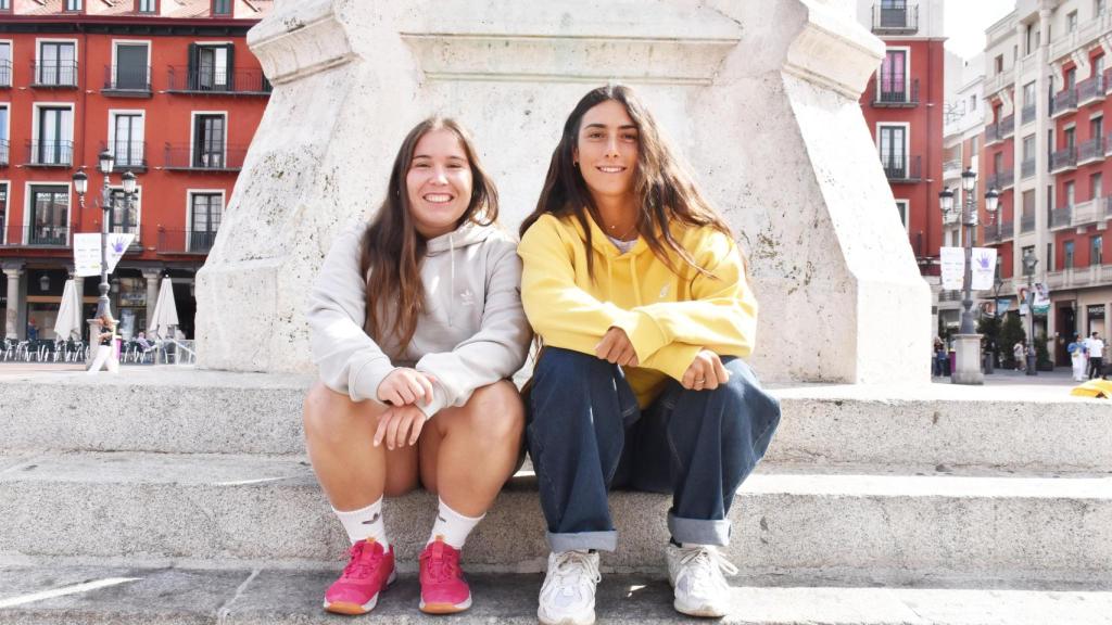 Elisa, a la izquierda, y Ana a la derecha en la Plaza Mayor de Valladolid