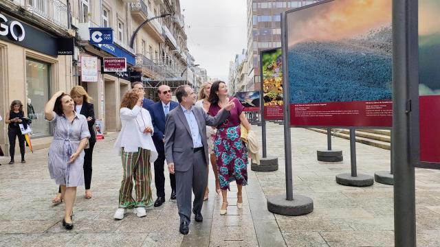 El presidente de Afundación, Miguel Ángel Escotet, y el alcalde de Vigo, Abel Caballero, entre otras autoridades, en la inauguración de la exposición Parques Nacionales, en la calle del Príncipe de la ciudad olívica