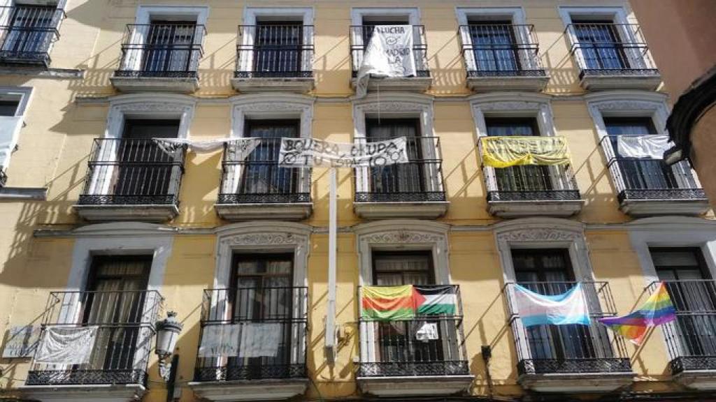 Edificios okupados con pintadas en España.