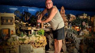 Diego, el malagueño que prepara cada año el belén de Diputación.