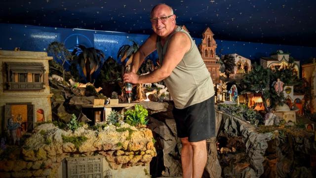 Diego, el malagueño que prepara cada año el belén de Diputación.