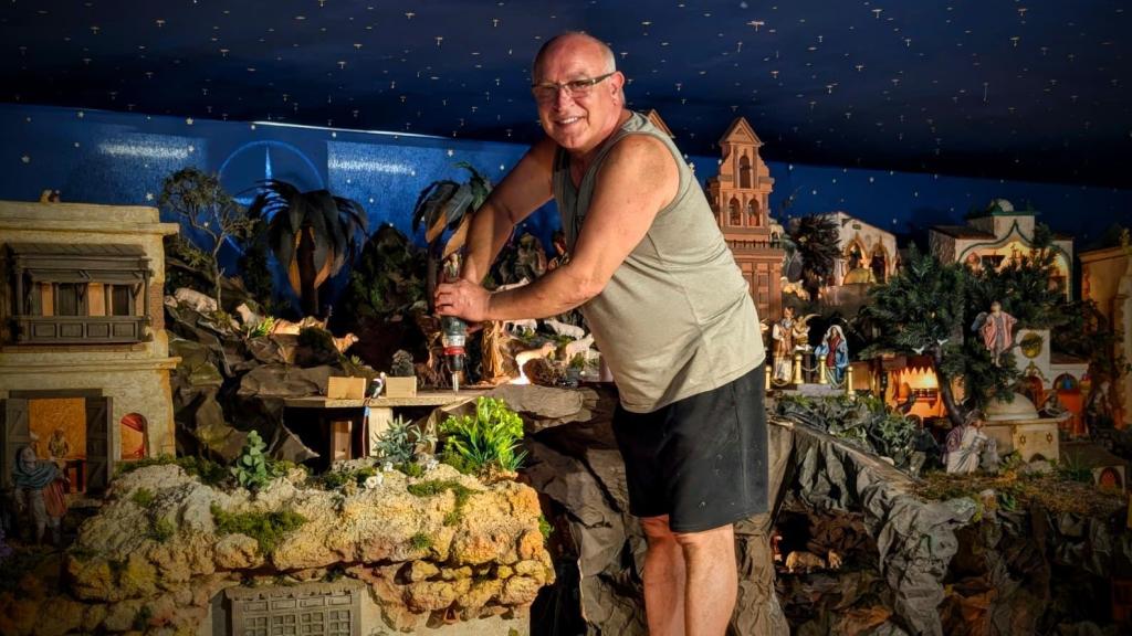 Diego, el malagueño que prepara cada año el belén de Diputación.