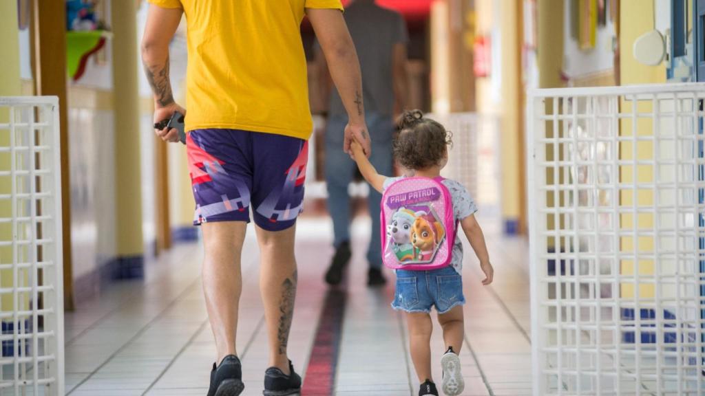 Imagen de un padre de la mano de su hija.