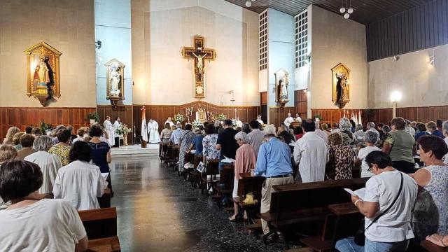 El templo parroquial de San Martín de Coia durante la celebración del Centenario de la Adoración Nocturna Femenina