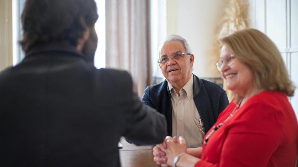 Un asesor cierra una transacción con una pareja de jubilados.