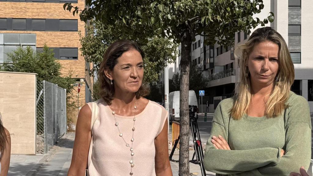 Reyes Maroto y Mar Espinar, portavoces del PSOE en el Ayuntamiento de Madrid y la Asamblea, durante su visita al Cañaveral.