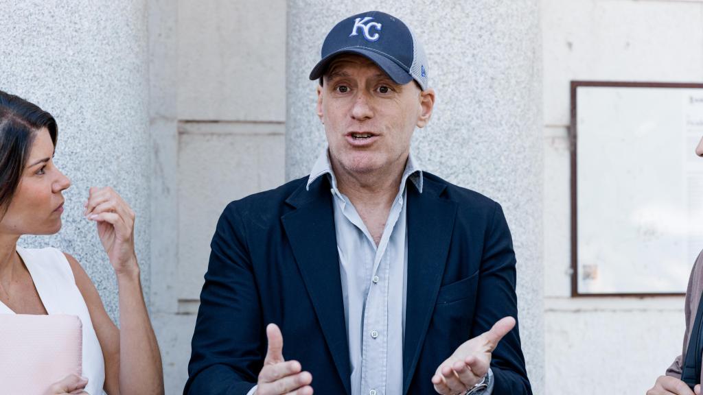 Borja Sémper regresa al trabajo con gorra tras anunciar que tiene cáncer: Un comienzo de curso especial