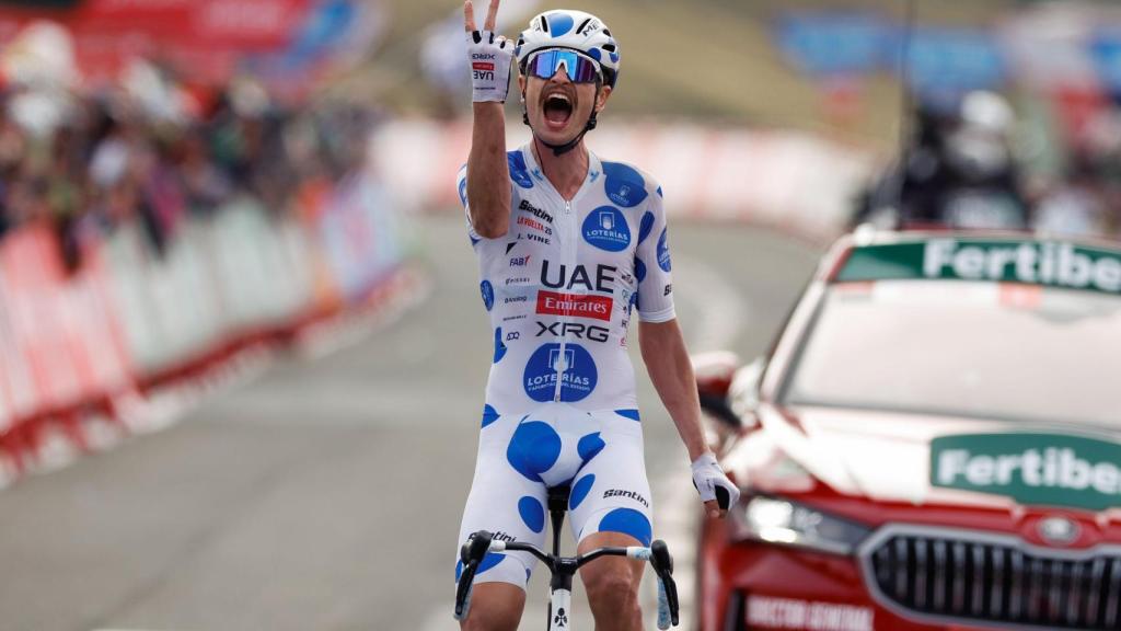 Jay Vine celebra su victoria en la 10ª etapa de La Vuelta.