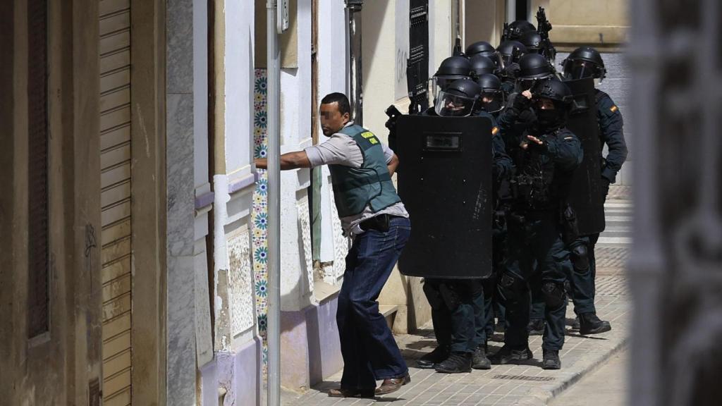 La Guardia Civil accede a la vivienda donde supuestamente se había atrincherado el hombre que disparó a su vecino en Alfafar. Efe / Kai Försterling