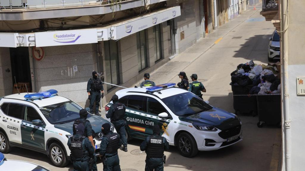La Guardia Civil espera ante la vivienda donde supuestamente se había atrincherado el hombre que disparó a su vecino en Alfafar. Efe / Kai Försterling