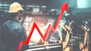 Fotomontaje de un operario en una fábrica de maquinaria industrial con una flecha hacia arriba.