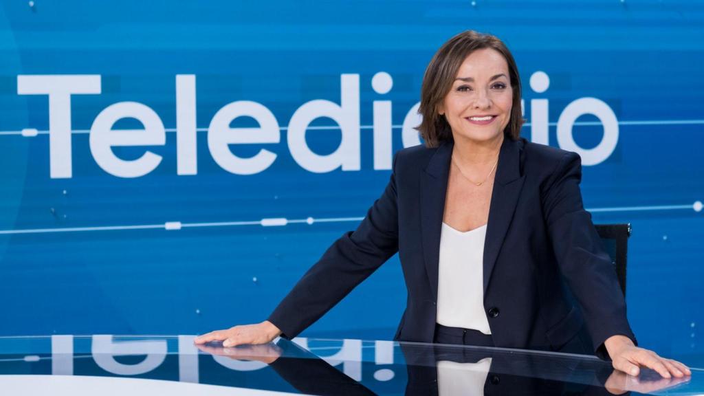 Pepa Bueno en plató del 'Telediario 2'.