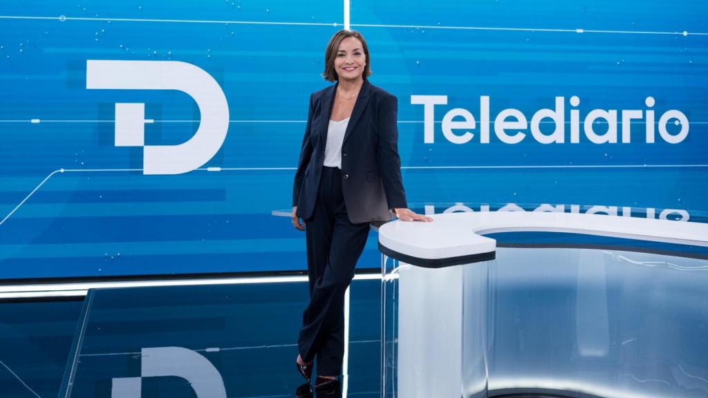 Pepa Bueno en plató de 'Telediario 2'.