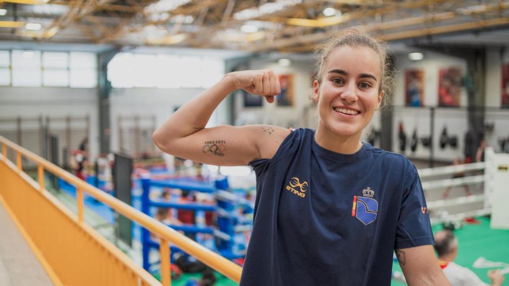 Laura Fuertes enseña su tatuaje de los Juegos de París