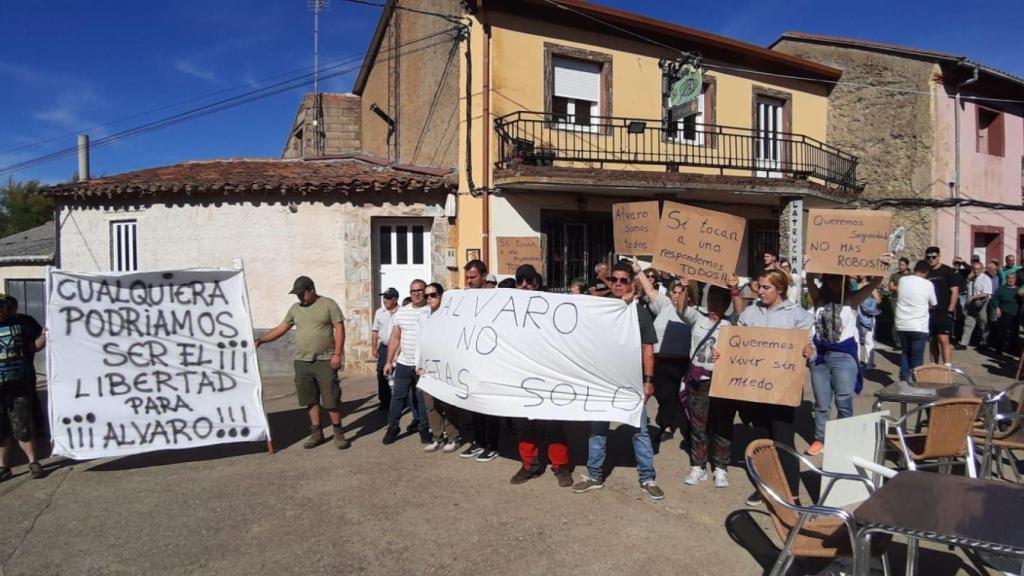 Imagen de la concentración en Olleros de Tera para pedir la libertad de Álvaro, detenido por apuñalar a su asaltante