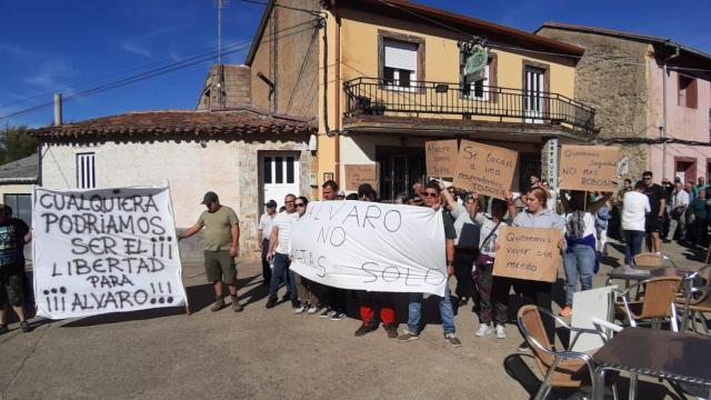 Imagen de la concentración en Olleros de Tera para pedir la libertad de Álvaro, detenido por apuñalar a su asaltante