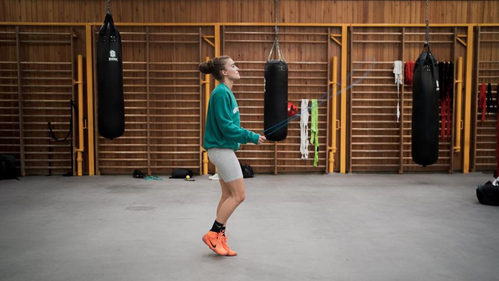 Laura Fuertes saltando a la comba