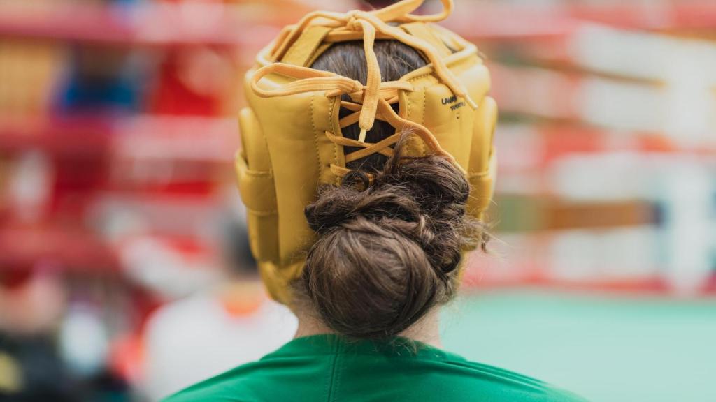 Laura Fuertes, de espaldas, con su nombre escrito en el casco protector