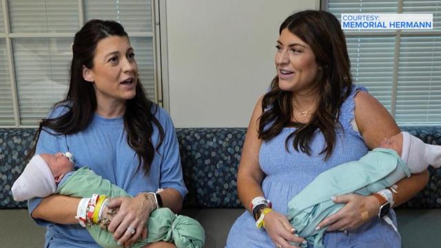 Las gemelas idénticas de Houston Rachel Schmidtberger y Lindsey Denny.