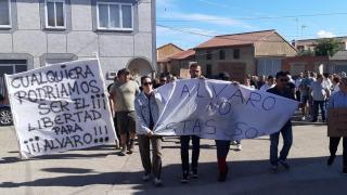 Manifestación vecinal en Olleros de Tera en apoyo a Álvaro