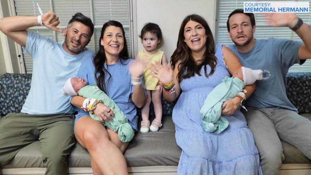 Las gemelas idénticas Rachel Schmidtberger y Lindsey Denny junto a su familia.