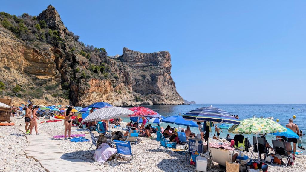 La playa de la cala del Moraig en Benitatxell, este agosto.